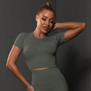 Détail du tissu côtelé vert foncé sans couture sur le crop top de yoga et le legging