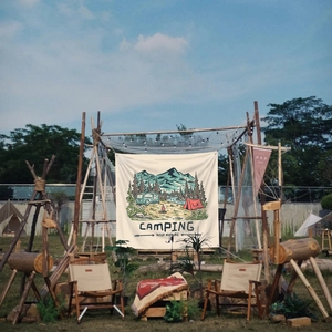 Tapisserie de camping extérieur avec illustration vintage de montagnes et forêt