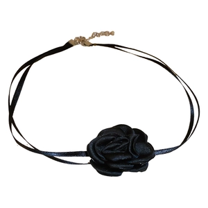 Collier ras du cou élégant rose en satin noir avec double ruban et chaîne réglable
