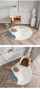 Détail d'un tapis rond avec motifs géométriques abstraits en bleu et terre cuite