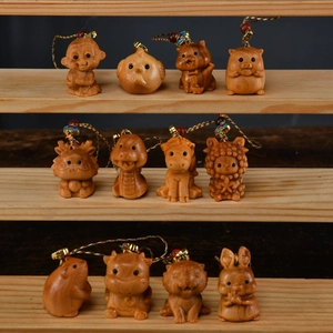 12er-Set geschnitzte chinesische Sternzeichen-Anhänger aus Holz auf einem Display