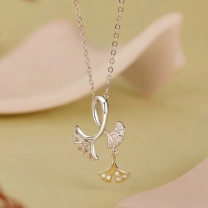 Collier élégant en argent sterling 925 feuille de ginkgo avec accents dorés et zircons