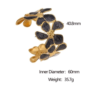 Vue détaillée du bracelet ouvert en forme de fleur avec diamètre 60mm et fleur 40,8mm