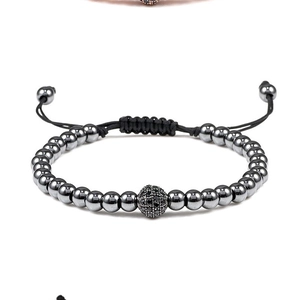 Bracelet ajustable en hématite avec breloque boule sertie de zircons noirs