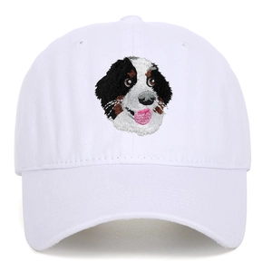 Détail de la broderie Bouvier Bernois sur une casquette de baseball en coton blanc