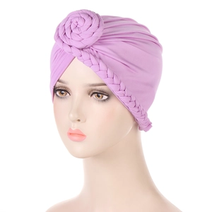 Dettaglio del turbante viola con nodo a treccia e design con treccia laterale elastica