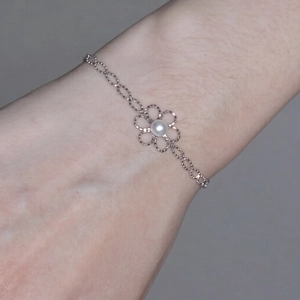 Minimalistisches Set mit Halskette und Armband, durchbrochene Blume und Perle