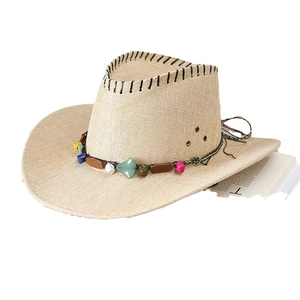 Chapeau de paille femme avec bande perlée ethnique et coutures noires pour la plage