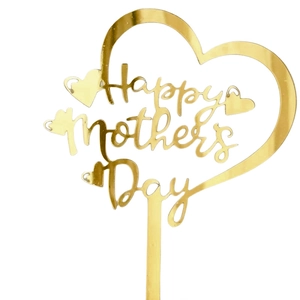 Gros plan d'un cake topper Happy Mother's Day doré en forme de cœur sur fond blanc épuré