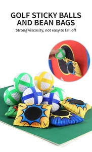 Détail de balles de golf collantes et de poufs colorés sur tapis vert pour kit enfant