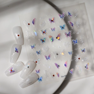 Dettaglio di adesivi per unghie a farfalla 5D in rilievo con strass colorati e motivi