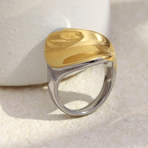 Bague torsadée moderne en acier inoxydable bicolore or et argent avec forme organique