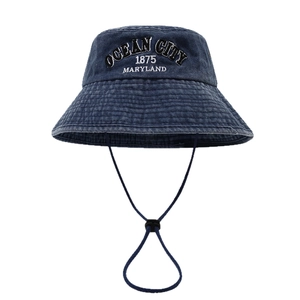 Cappello da pescatore in denim lavato blu scuro con ricamo e cordino antivento
