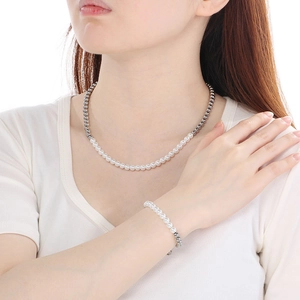 Dettaglio della collana con perle d'acqua dolce e sfere d'acciaio placcata oro 18K