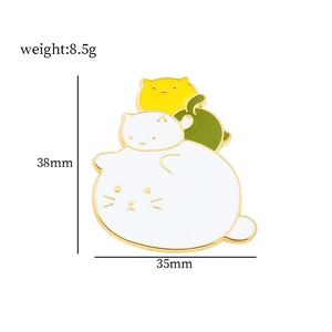 Détail montrant les dimensions et le poids de trois pins de chats colorés superposés