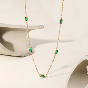 Détail du collier plaqué or 14K orné de cinq pierres de zircon vert de taille baguette