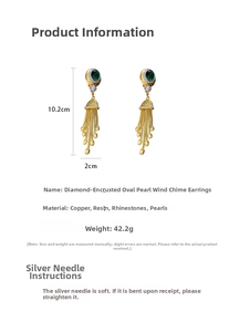 Détails des boucles d'oreilles vintage dorées à franges avec perles et pierre verte