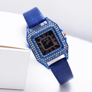 Detail der blauen quadratischen Uhr mit Kristalllünette und Sternenzifferblatt