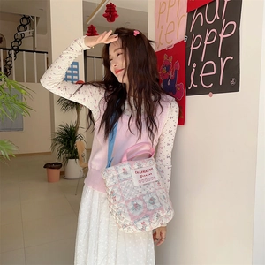 Détail d'un sac seau floral matelassé avec bandoulière réglable et étiquette tissée