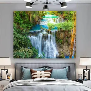 Détail d'une grande tenture murale cascade de forêt tropicale dans une chambre moderne