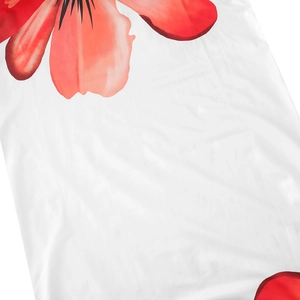 Gros plan détaillé du tissu de robe blanc avec des motifs floraux rouges éclatants