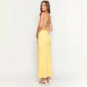 Détail montrant le design des bretelles croisées d'une robe longue jaune dos nu