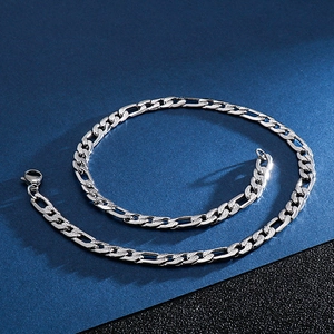 Chaîne Figaro en acier inoxydable argenté avec maillons polis et texture diamantée