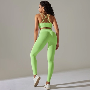 Détail de l'ensemble de sport vert fluo côtelé sans couture avec legging taille haute et brassière