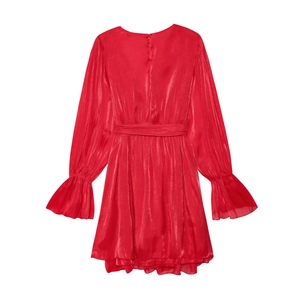 Vue arrière d'une robe en satin rouge plissée avec poignets évasés et ceinture à nouer