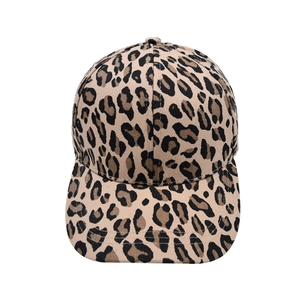 Classic leopard print baseball cap with curved brim made of premium twill cotton fabric