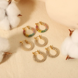 Trois paires de créoles plaquées or 18 carats avec cristaux arc-en-ciel et perles
