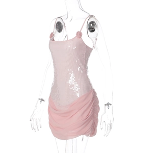 Detail eines rosa Pailletten-Bodycon-Kleids mit 3D-Blumen und gerafftem Mesh-Saum