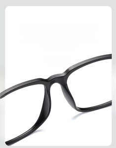 Détail des plaquettes de nez intégrées sur une monture de lunettes carrée noire rétro