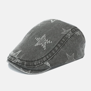 Détail de la casquette gavroche en denim délavé avec motifs d'étoiles effilochées blanches