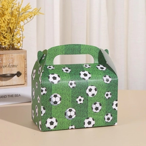 Boîte cadeau verte en papier avec motif football et poignée pour pâtisseries
