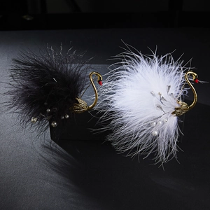Elegante Spilla a Forma di Cigno con Piume per Donna Lega Placcata Oro Imitazione Perla Artificial Distintivo Animale Banchetto Festa Lusso