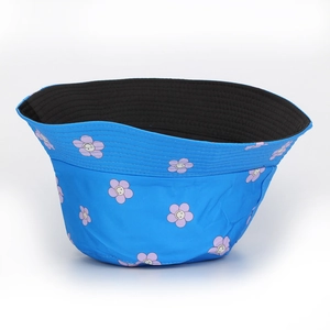 Detail eines blauen Sonnenhutes mit Blumenmuster, Smileys und schwarzem Innenfutter
