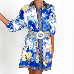 Abito a camicia a maniche corte con stampa floreale blu e cintura per un look estivo