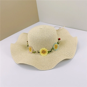 Chapeau de paille à large bord ondulé avec ruban floral de tournesols colorés