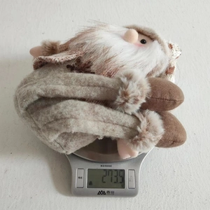 Detaillierte Waageansicht mit dem Gewicht von 273,5g der nordischen Weihnachtszwerg-Puppe