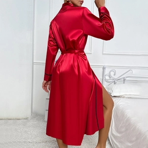 Roter langer Satin-Bademantel für Damen mit schwarzem Saum und passendem Bindegürtel