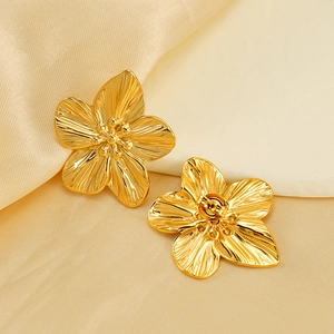 Orecchini a perno a fiore in acciaio inossidabile dorato 18K con petali strutturati