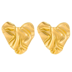 Boucles d'oreilles cœur en or avec une surface métallique texturée et froissée