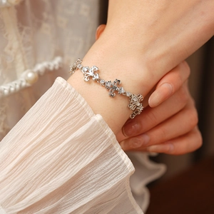 Détail d'un bracelet vintage en argent avec motif iris évidé et pierres de zircon brillantes