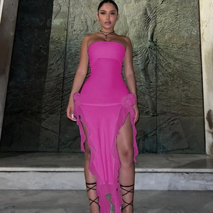 Détail d'une robe bustier rose vif avec dentelle à volants et fente sur la jambe
