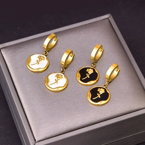 French vintage style gold rose shell earrings in white and black round pendant design
