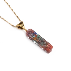 Collier aurore en résine et pierre fait main avec fil de cuivre sur fond blanc