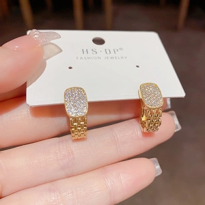 Elegante goldene geometrische Ohrringe mit Vollzirkonia und Metallkettendesign