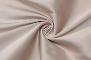 Vista macro del tessuto in raso di seta con lucentezza oro champagne e drappeggi eleganti
