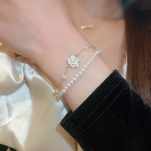 Bracelet élégant à double couche en perles et or avec pendentif fleur de camélia blanc